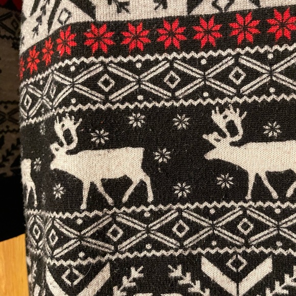 Women’s No Boundaries thin print winter/Christmas 3/4 sleeve sweater. - Picture 6 of 7